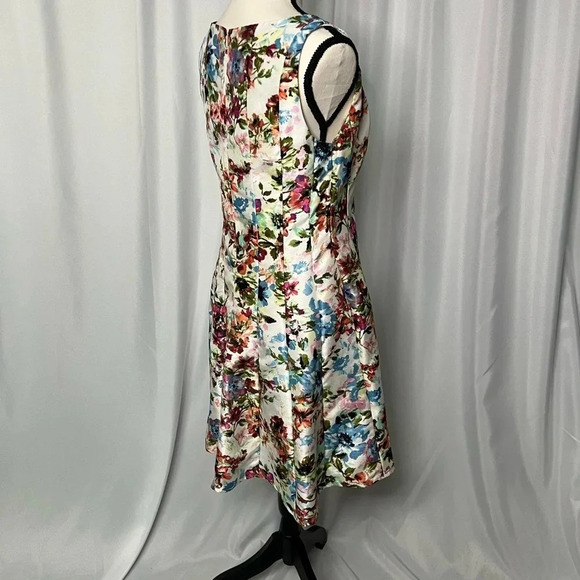 Madison Leigh Floral Pleated V-neck Swing Dress - size 6/8 - Picture 8 of 15